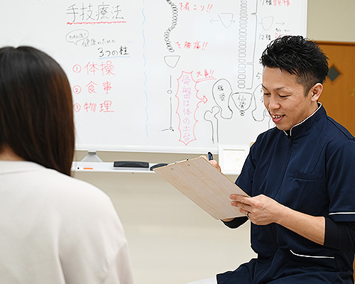 施術の流れを説明している男性の画像